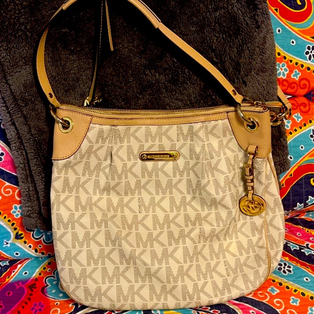 Micheal Kors crossbody purse